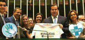 Rodrigo Maia e outras pessoas na Câmara dos Deputados com uma camiseta com os dizeres #VAILUCAS