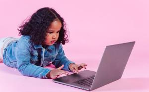 Criança mexendo em computador