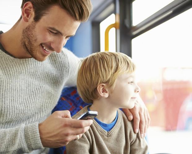 Pais e mães de distraem com o smartphone - mesmo na companhia dos filhos (Foto: Thinkstock)