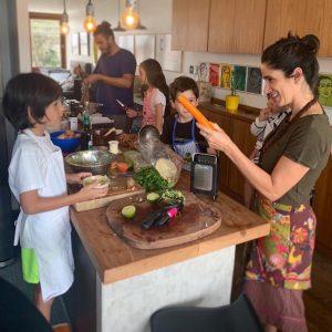 Mayra Abbondanza cozinhando