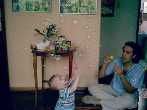 Roberto brincando com seu filho com bolinhas de sabão