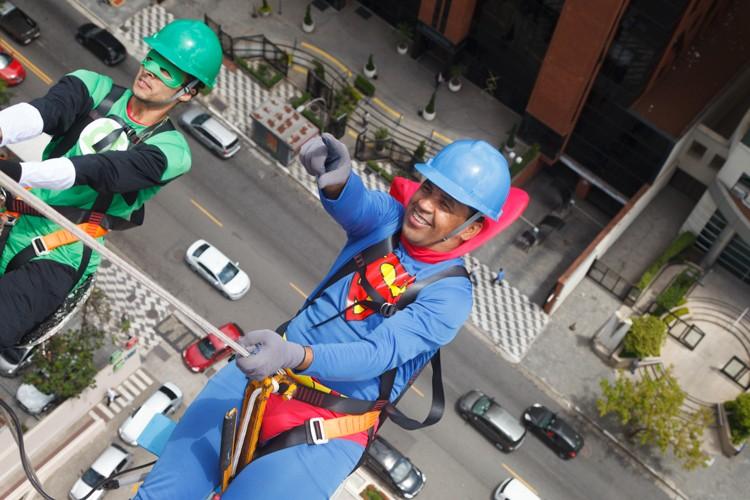 Vestidos de Lanterna Verde e Super-Homem, funcionários alegraram o dia das crianças internadas (Foto: Sergio Zacchi)