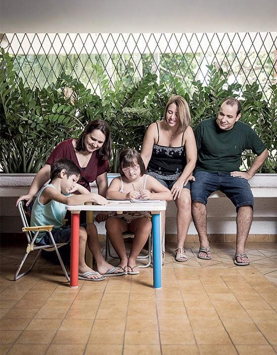 Simone Cruz para profissional de apoio para o aprendizado de sua filha   (Foto: Stefano Martini/ÉPOCA)