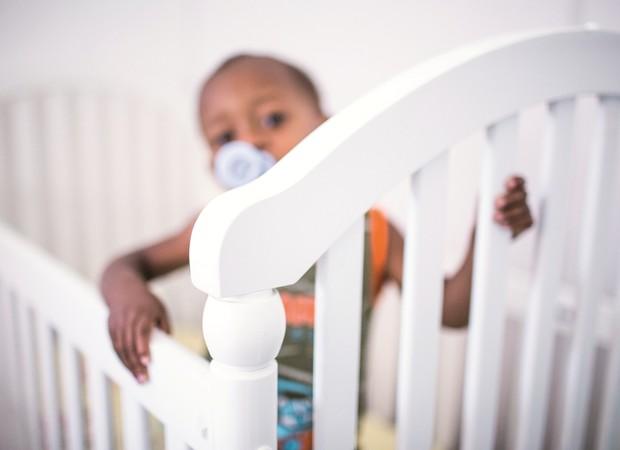 Menino de 1 ano no abrigo Ana Carolina, no Rio de Janeiro (RJ). (Foto: Guilherme Zauith/Ed. Globo)