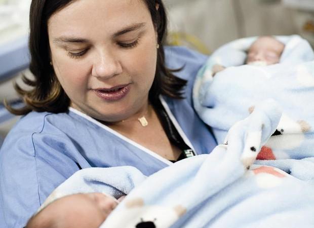 Fátima, mãe dos trigêmeos (nas fotos), não se lamenta na frente dos filhos. Quando tem que chorar, é nos ombos do marido que encontra consolo. “Os bebês precisam de uma mãe forte. O adulto não pode estar aqui caindo aos pedaços”, afirma. (Foto: Daniela Toviansky)