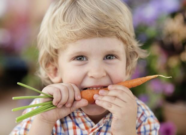 É preciso fazer com que a criança prove pelo menos de 8 a 12 vezes o mesmo alimento (Foto: Thinkstock)