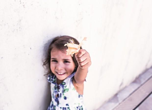 Ester, hoje com 3 anos, foi abandonada pelos pais dependentes de crack quando ainda era um bebê de 15 dias (Foto: Guilherme Zauith/Ed. Globo)