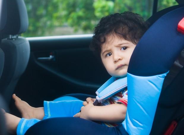 Criança sentada na cadeirinha do carro (Foto: Shutterstock)