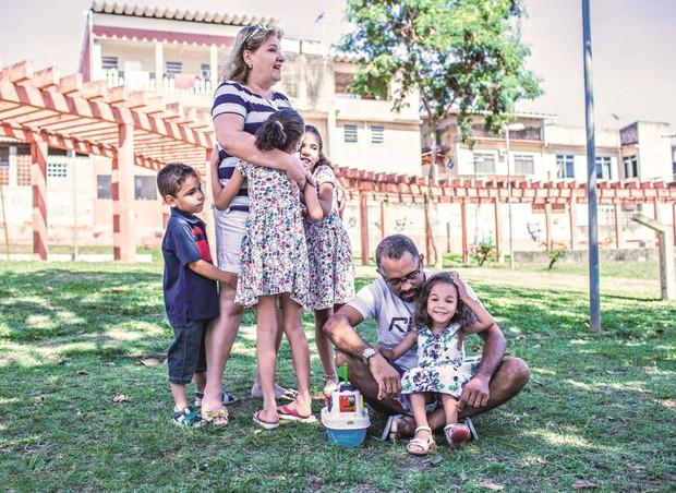 No final do ano passado, Djalma conseguiu a guarda definitiva de Ester e de seus três irmãos, Pietro, Isabelly e Isadora. As crianças chamam ele e sua esposa, Fanny, de pai e mãe. (Foto: Guilherme Zauith/Ed. Globo)