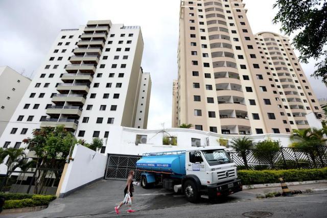 Em São Paulo, garagens de condomínios agora recebem um visitante incomum, mas vital: o caminhão-pipa Foto: Diego Vara / Agencia RBS