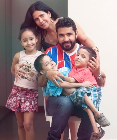 A mãe, Eliana, o pai, Delson, e os filhos, Cecília, Heitor e Arthur (Foto: Weimer Carvalho)