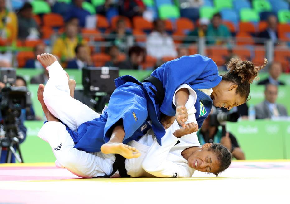 RIO DE JANEIRO 08/08/2016 ESPORTES / OLIMPÍADAS RIO 2016 - JUDÔ FEMININO - ARENA CARIOCA 2 - PARQUE OLêMPICO - Fase classificatria do jud na categoria 57Kg.Na foto a brasileira Rafaela Silva (AZUL) enfrentando a alem, M Roper. Na foto o golpe da vitria. Alaor Filho//COB