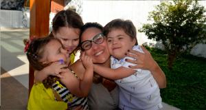Thaissa Alvarenga abraçada com seus três filhos