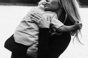 mãe segurando o filho nos braços