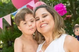 Imagem de Thaissa com o filho Chico