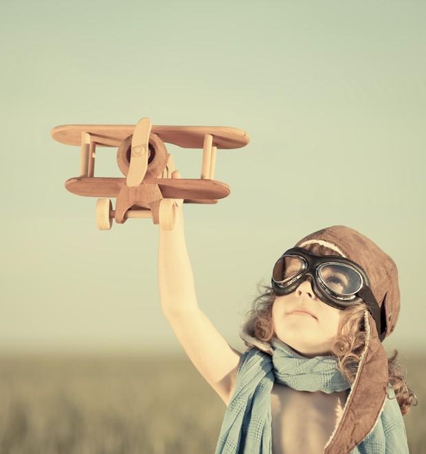 Menina; avião  (Foto: Thinkstock)