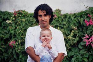 Roberto com seu filho no colo
