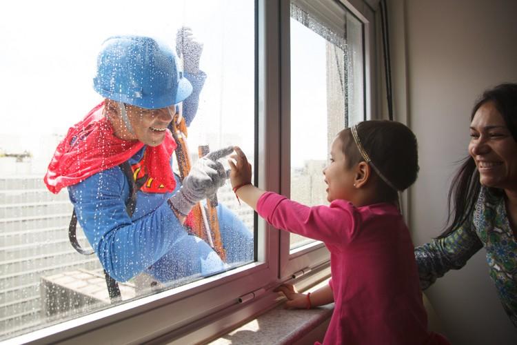 Funcionário vestido de Super-Homem interage com menina (Foto: Sergio Zacchi)