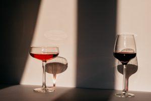 Duas taças com bebidas alcoólicas