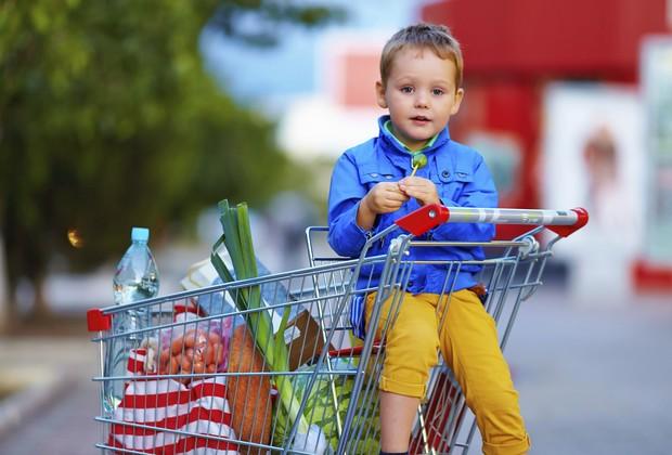 Menino no carrinho de supermercado  (Foto: Thinkstock)