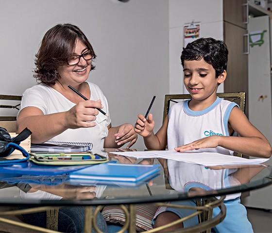 Ana Paula dos Anjos fazendo lição com seu filho Arthur (Foto: Stefano Martini/ÉPOCA)