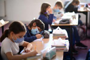 Crianças com máscara na escola