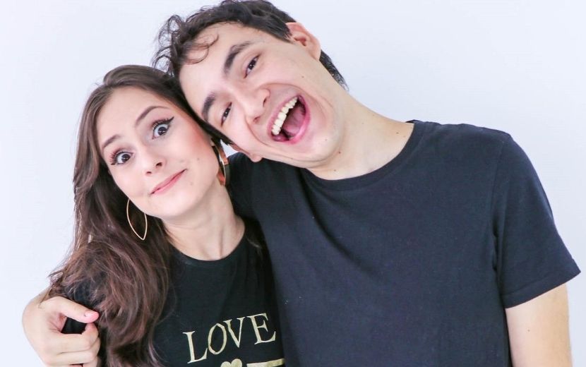 O casal de escritores e youtubers Manu e Dearo