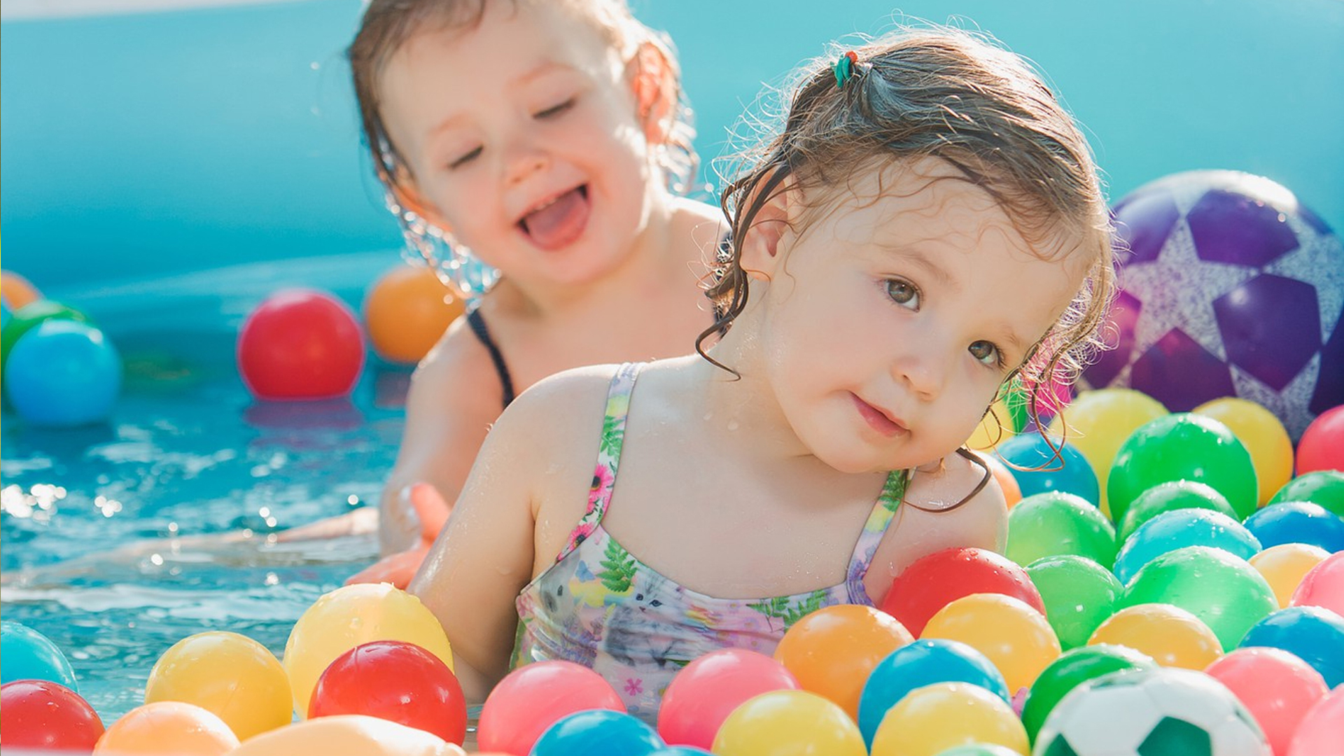 criança na piscina