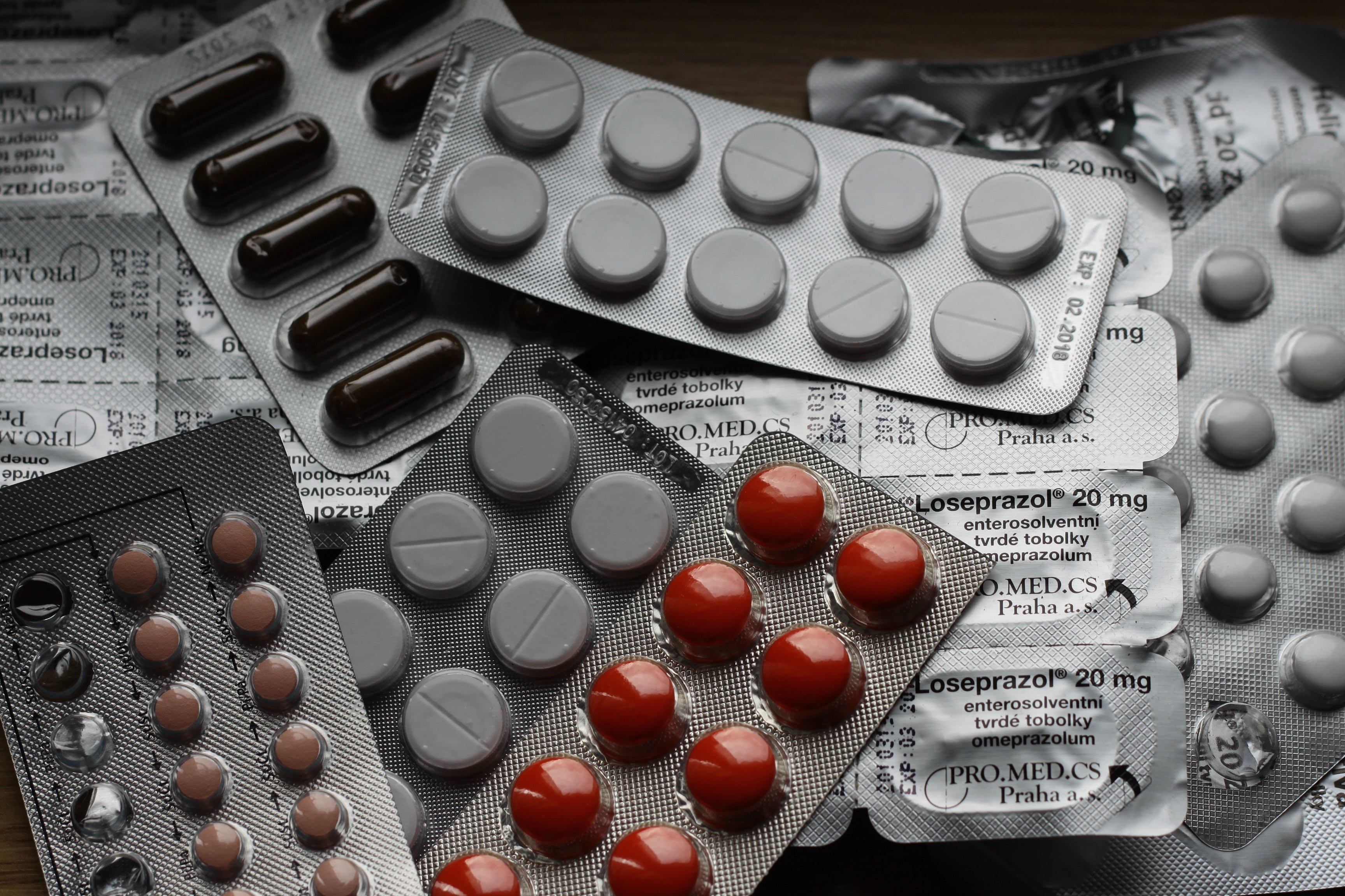 imagem mostra pílulas e comprimidos