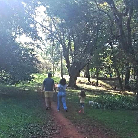 Vivi e os pais adotivos, com quem vive há 6 anos