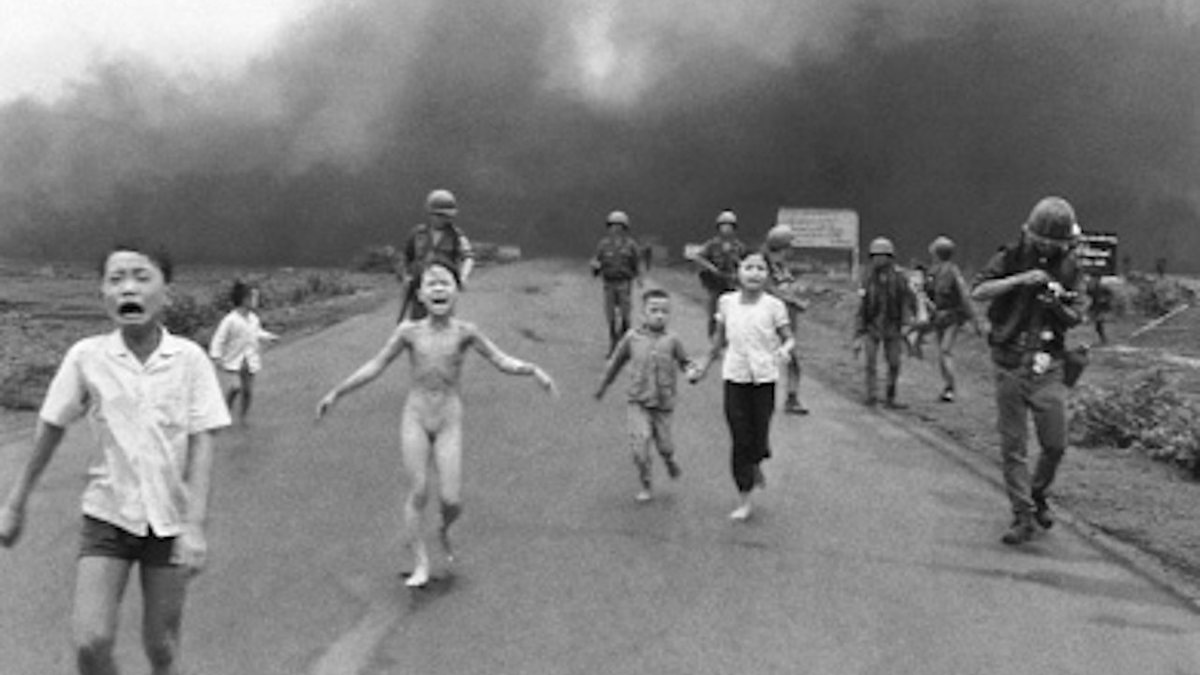 Kim Phuc, ao centro, aos 9 anos, correndo da bomba de napalm no Vietnã em 1972