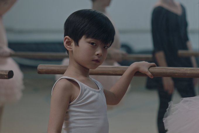Menino, de 7 anos, adora balé no filme "The Little Prince(ss)"
