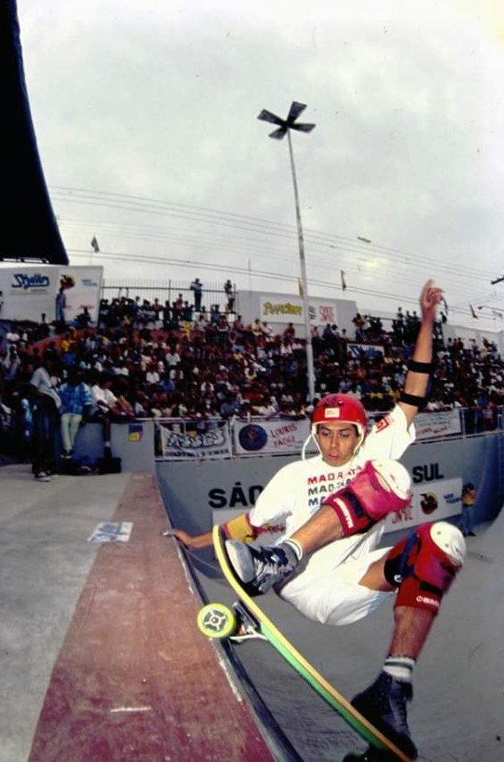 Marcio Tanabe fazendo uma manobra aos 25 anos durante uma competição de skate