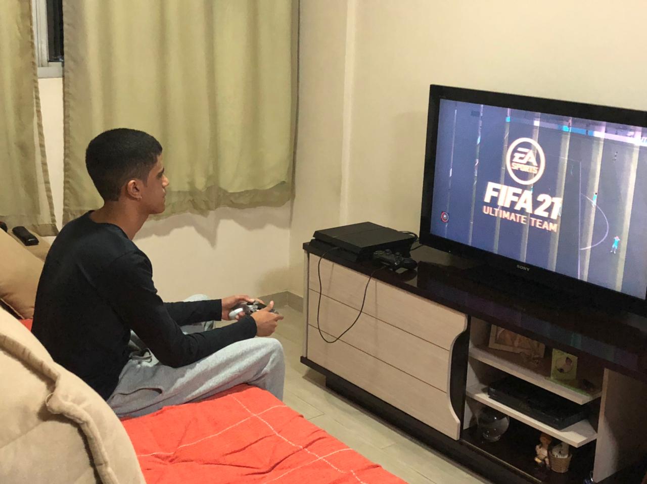 Matheus Pereira da Silva jogando FIFA