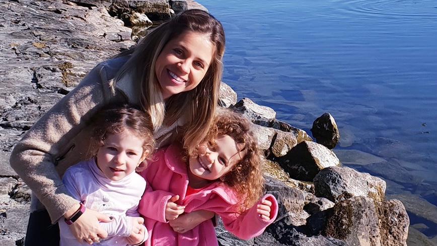 Mariana Wechsler e suas duas filhas